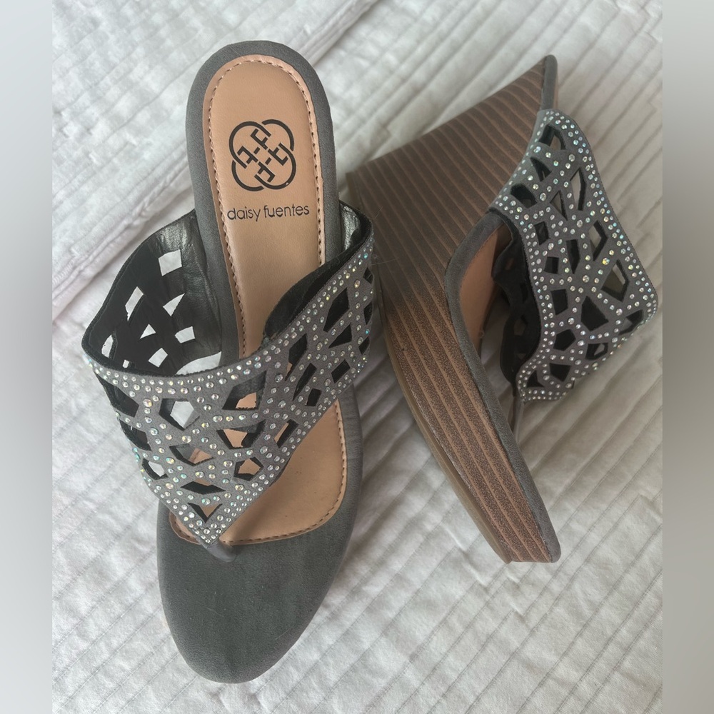Daisy Fuentes Wedge  -size 8